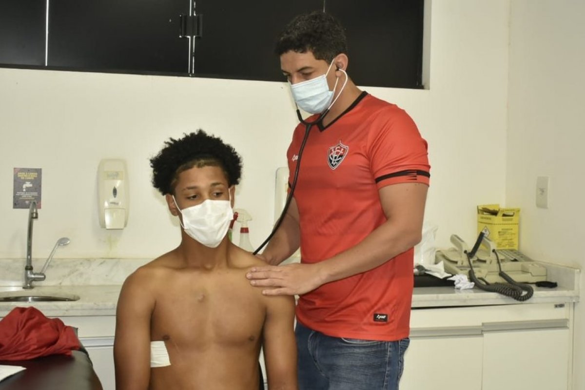 Vitória: Zagueiro baleado em tentativa de assalto recebe alta