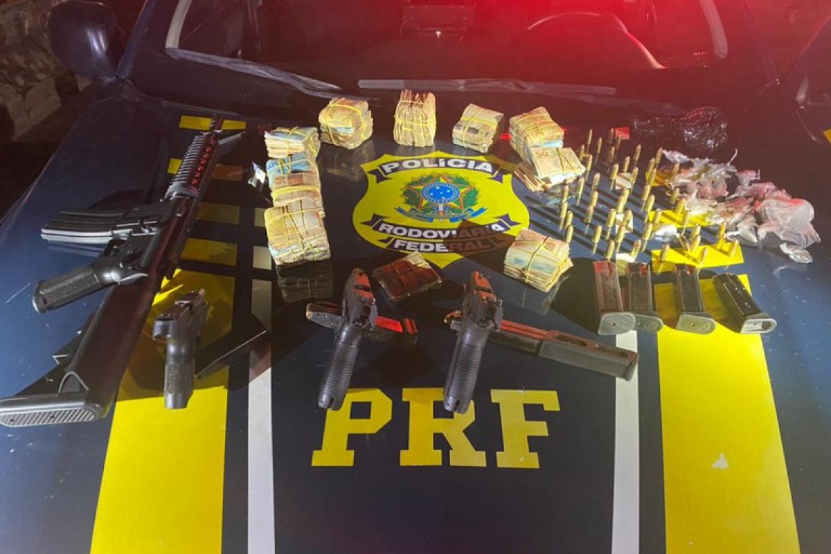 PRF apreende armas, drogas, munições e dinheiro durante operação em Simões Filho