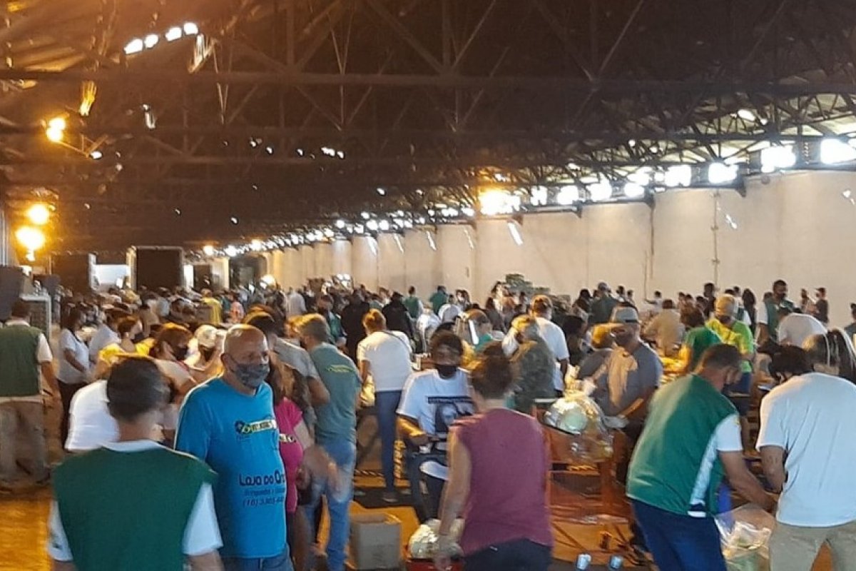 Milhares de pessoas se reúnem para receber alimentos na sede do Ceagesp em Araraquara