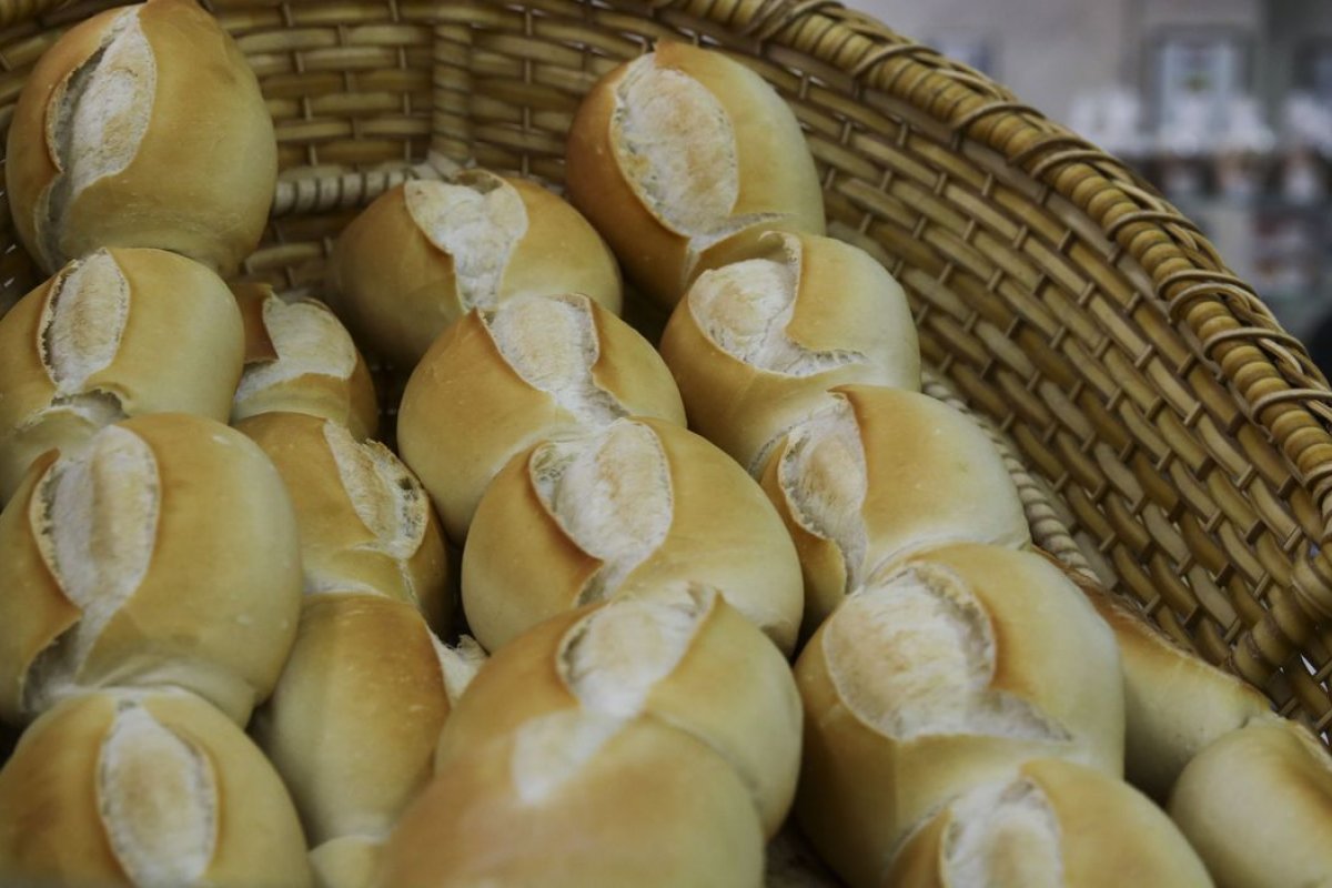 Mudança sobre a venda do pão francês preocupa bolso dos consumidores e divide opiniões