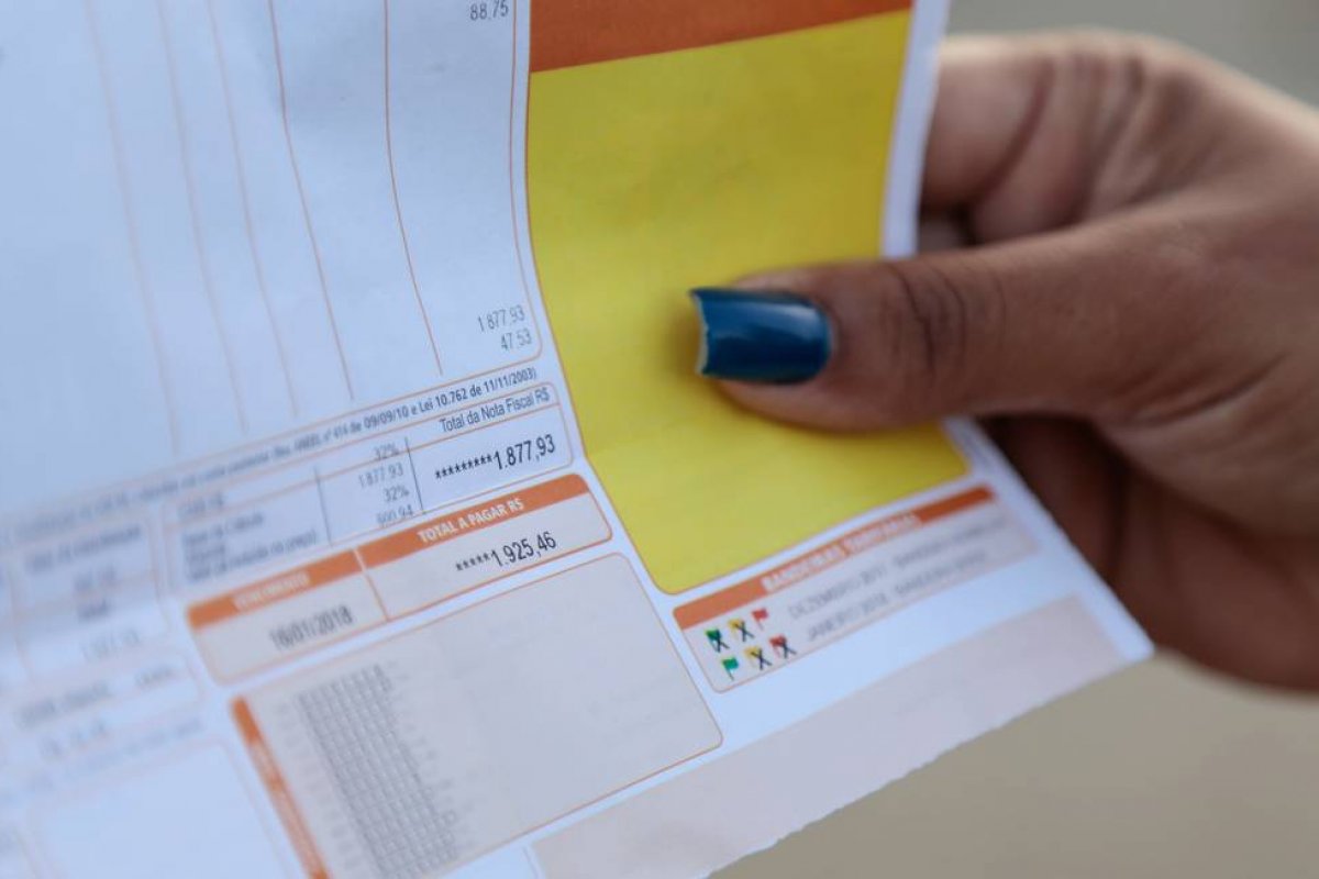 Aneel aciona 'bandeira vermelha', e conta de luz ficará mais cara em maio em todo o país