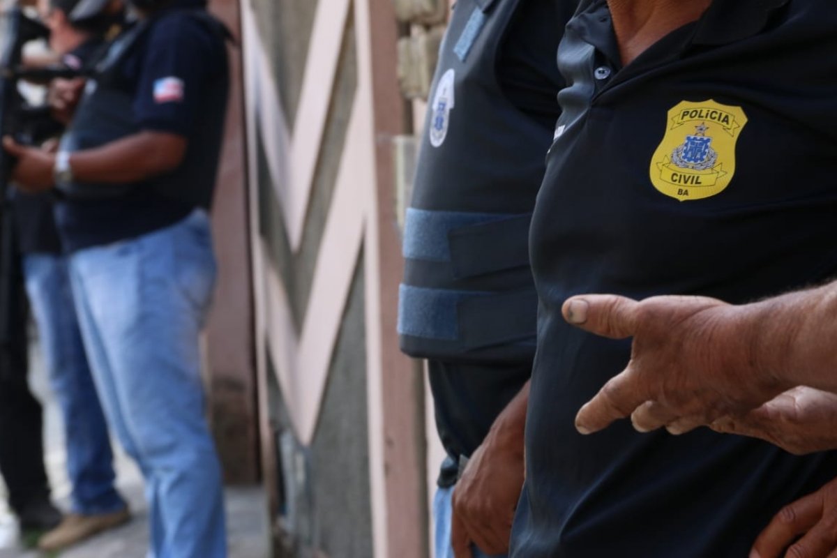 Um homem é preso e outro levado na delegacia após roubo na Av. 7