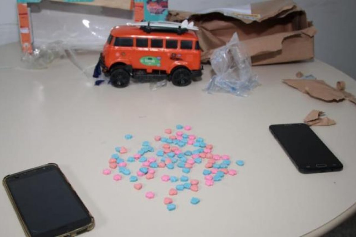 Polícia apreende 100 comprimidos de ecstasy escondidos em carrinho de brinquedo no Aeroporto de Salvador