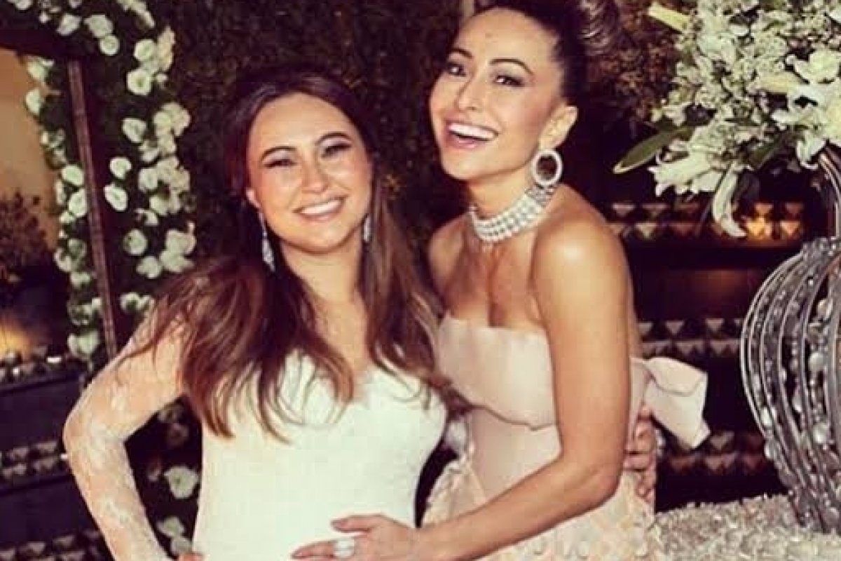 Irmã de Sabrina Sato é internada com Covid-19