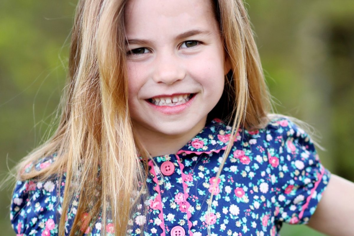 Família real do Reino Unido divulga foto de aniversário da princesa Charlotte