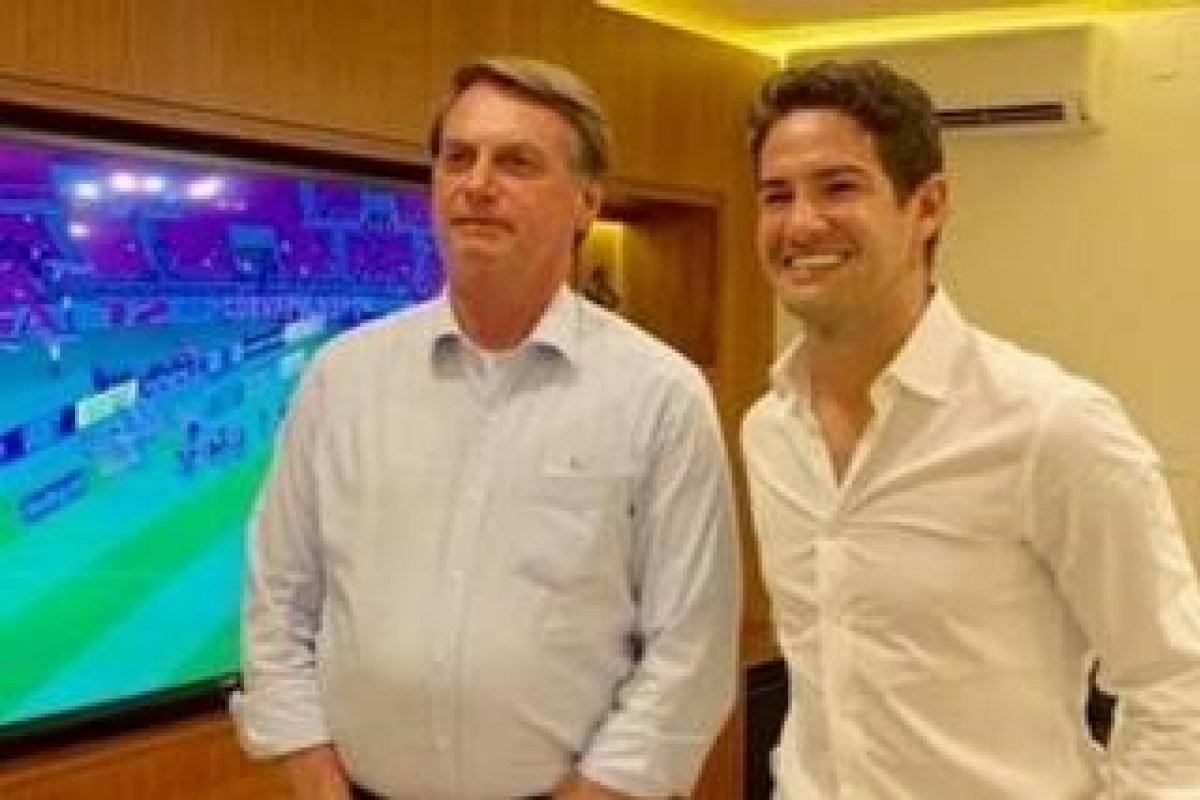 Silvio Santos recebe Jair Bolsonaro em casa e assistem jogo juntos