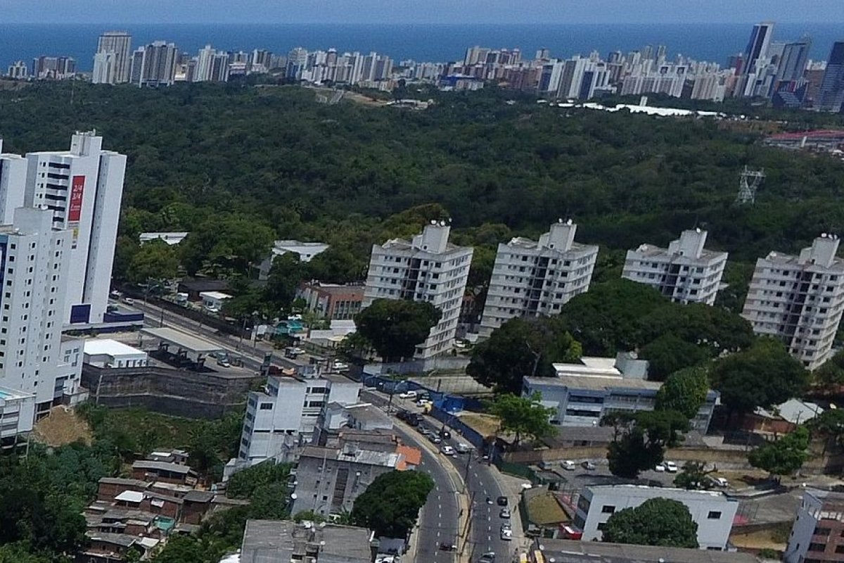 Policial militar atira para cima e é imobilizado por moradores no bairro do Resgate, em Salvador