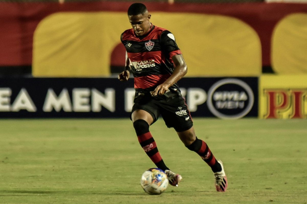 Jovem promessa da base do Vitória renova contrato com o rubro-negro até 2024