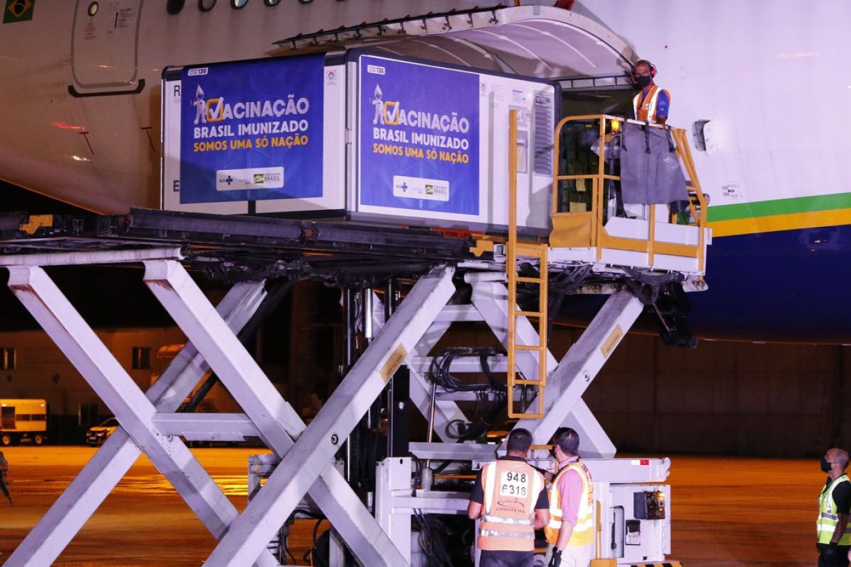 Lote com 3,8 milhões de doses da vacina Oxford/AstraZeneca chega ao Brasil neste domingo (2)