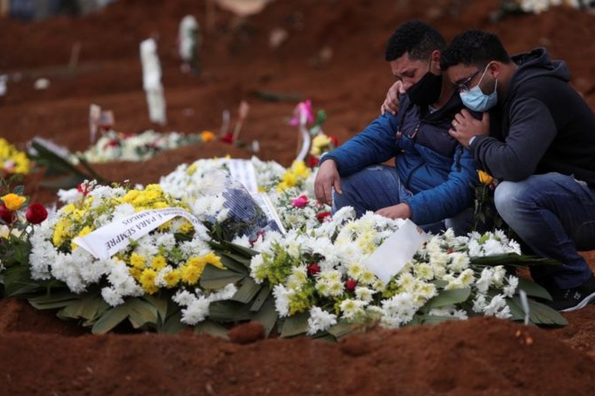 Mesmo com tendência de desaceleração, média de mortes por Covid no Brasil segue acima de 2 mil por dia