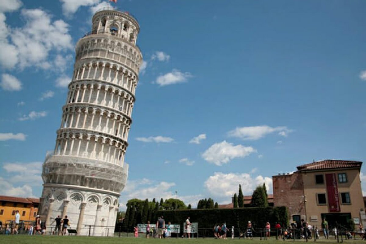 Torre de Pisa voltou a receber turistas neste sábado (1º) após quase seis meses fechada