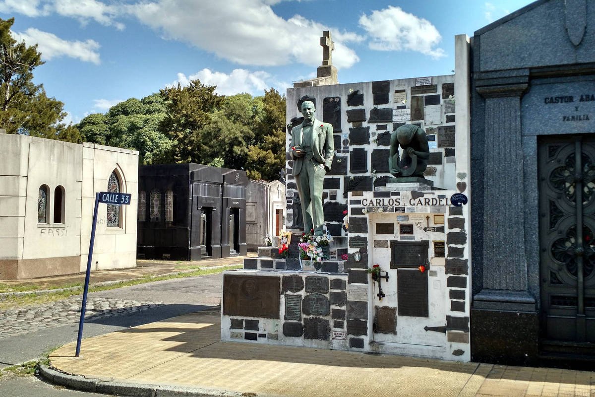 Cemitério construído em Buenos Aires devido à febre amarela volta a lotar com Covid