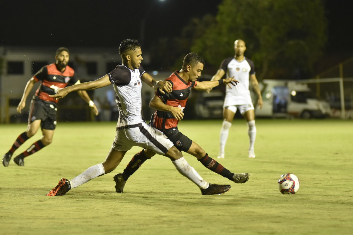 Ex-Rubro-Negro faz dois, Vitória perde para Jacuipense e desperdiça oportunidade de voltar ao G-4 do Baiano