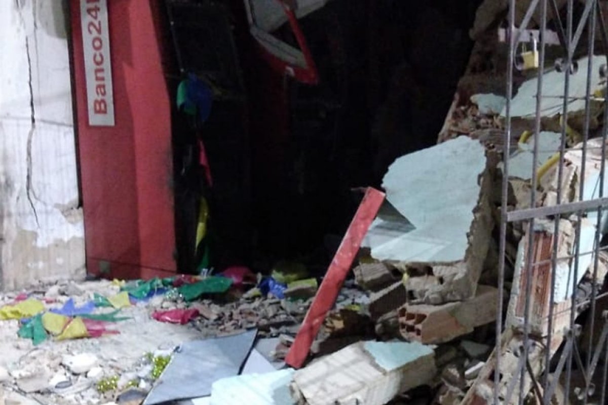 Caixas eletrônicos são explodidos em mercado no bairro de Mussurunga, em Salvador