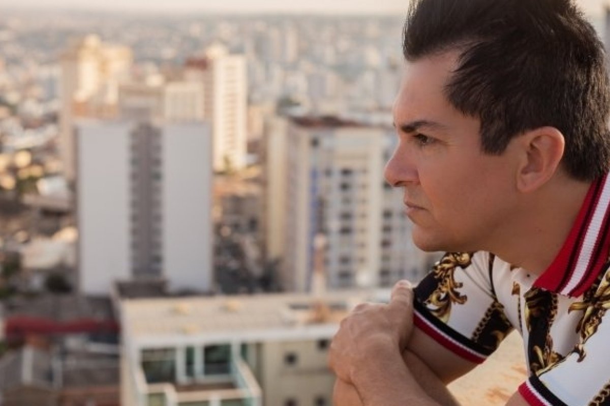 Regis Danese acaba de lançar música sobre depressão