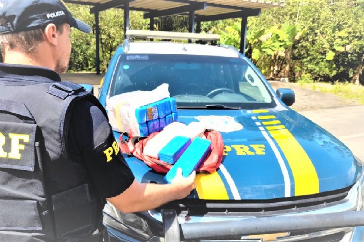 Mulher é presa com 13 quilos de maconha dentro de ônibus no sul da Bahia