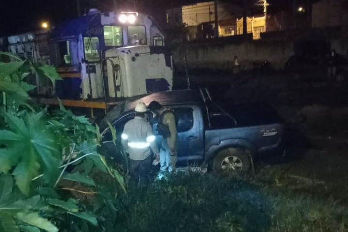 Trem de carga e caminhonete batem na cidade de Conceição do Coité
