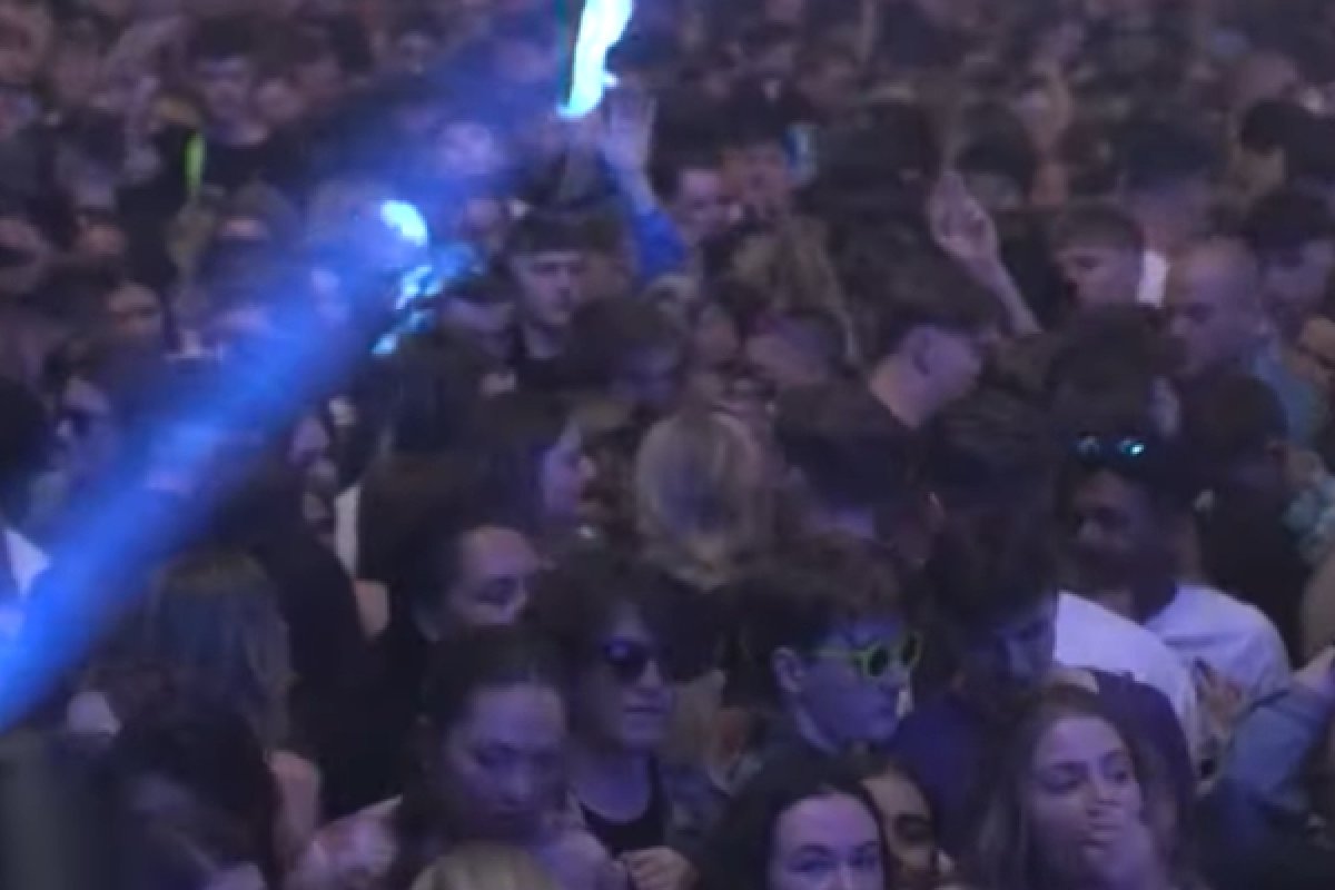 Reino Unido faz primeiro festa teste sem distanciamento para mais de três mil pessoas