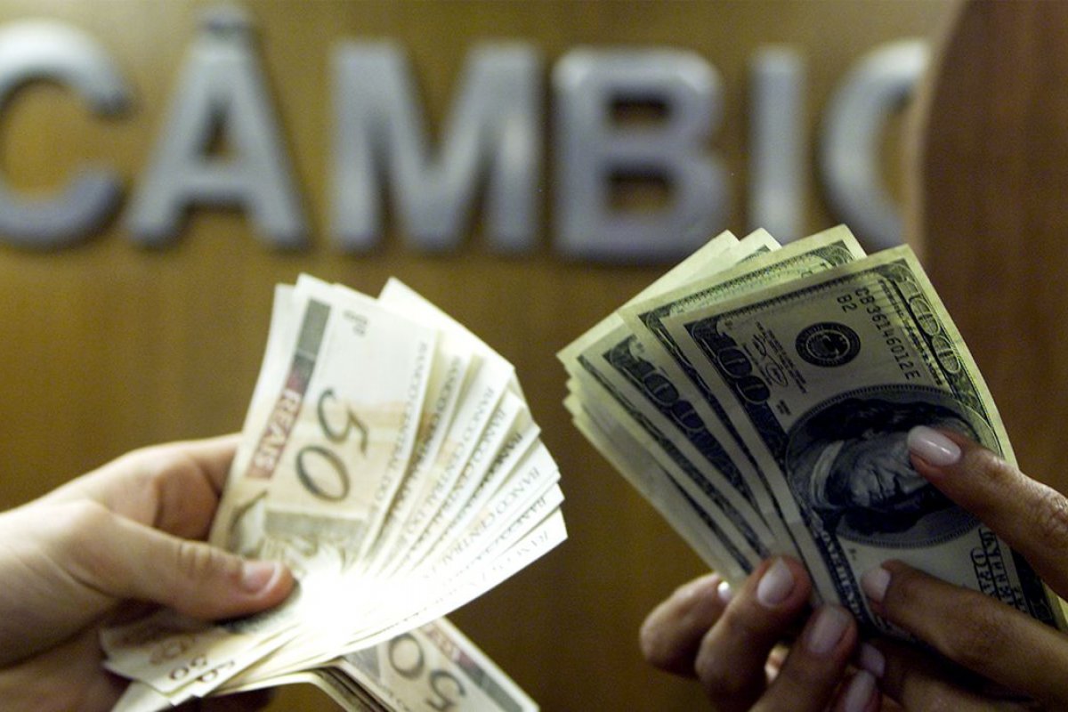 Investimentos no exterior disparam em 2021 com juros baixos