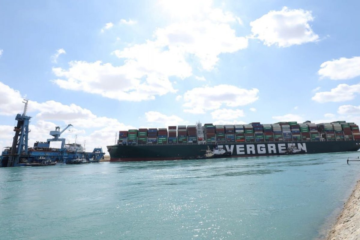Ever Given ainda está ancorado no Canal de Suez com tripulação presa