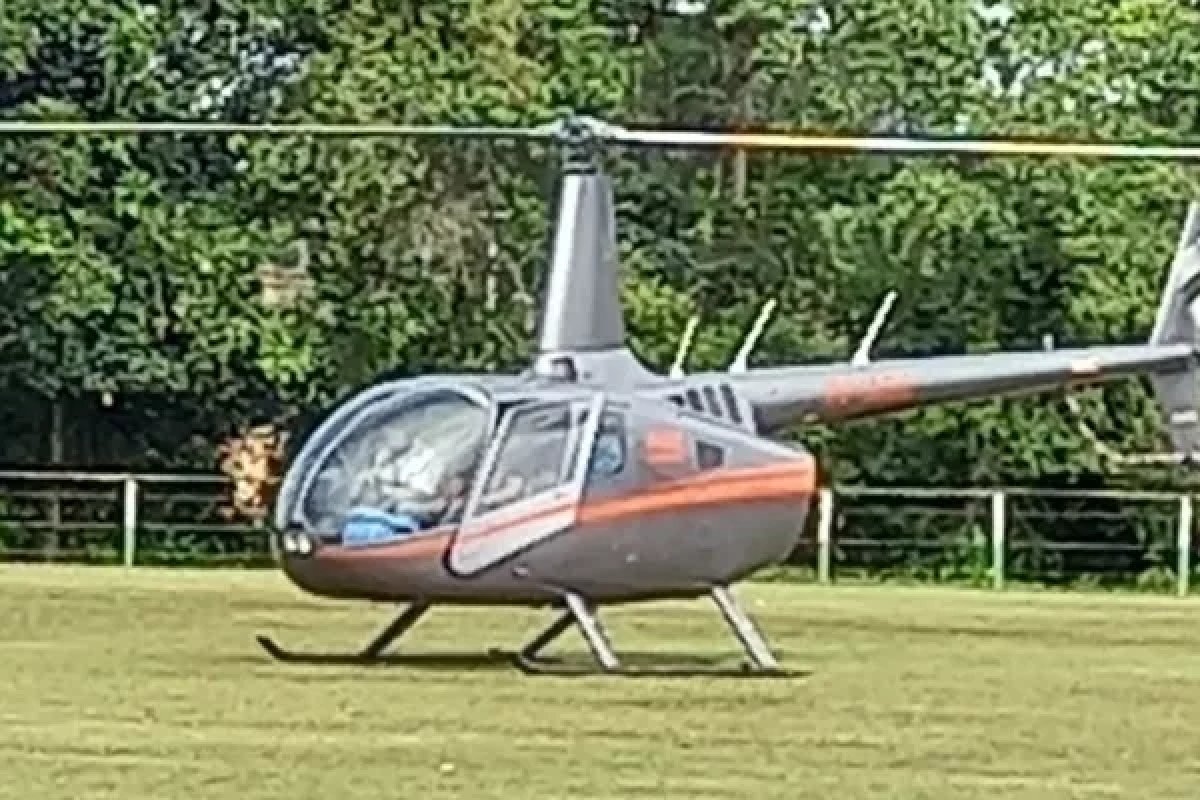 Helicóptero com deputados faz pouso de emergência em campo de futebol no sul da Bahia