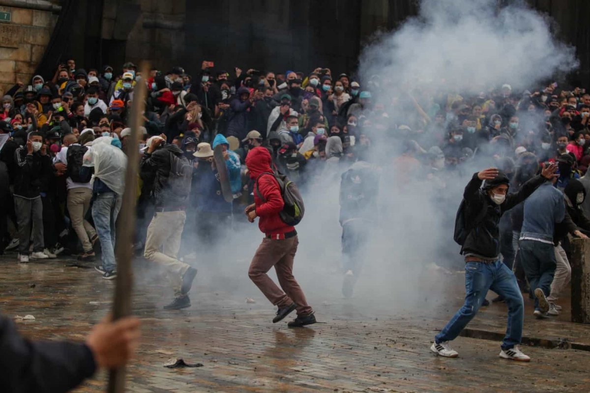 Video: Policiais atiram em manifestantes e matam 19 na Colômbia