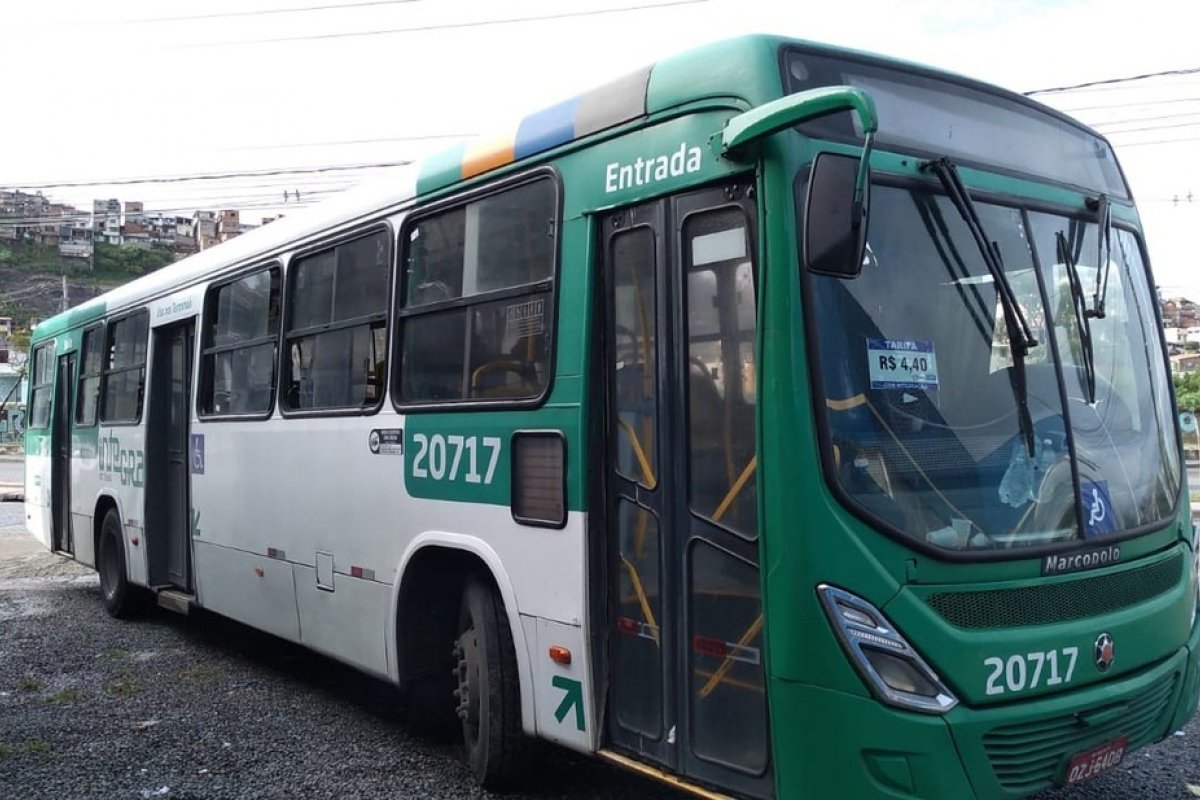 Homens armados se passam por passageiros e assaltam ônibus em Salvador