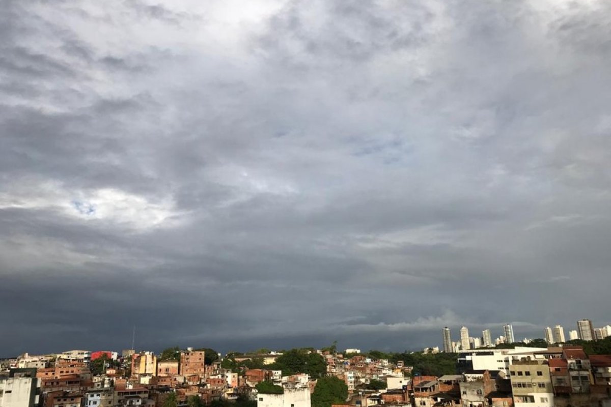Salvador amanhece com tempo nublado e chuvas isoladas