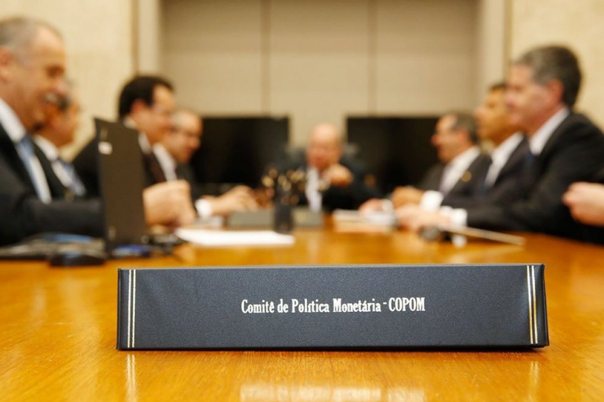 Copom deve elevar taxa de juros em reunião nesta terça-feira