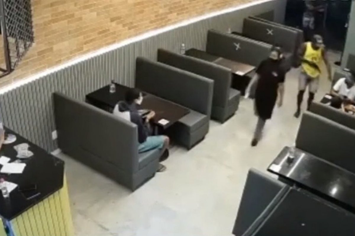 Dupla armada assalta hamburgueria no bairro do Cabula, em Salvador