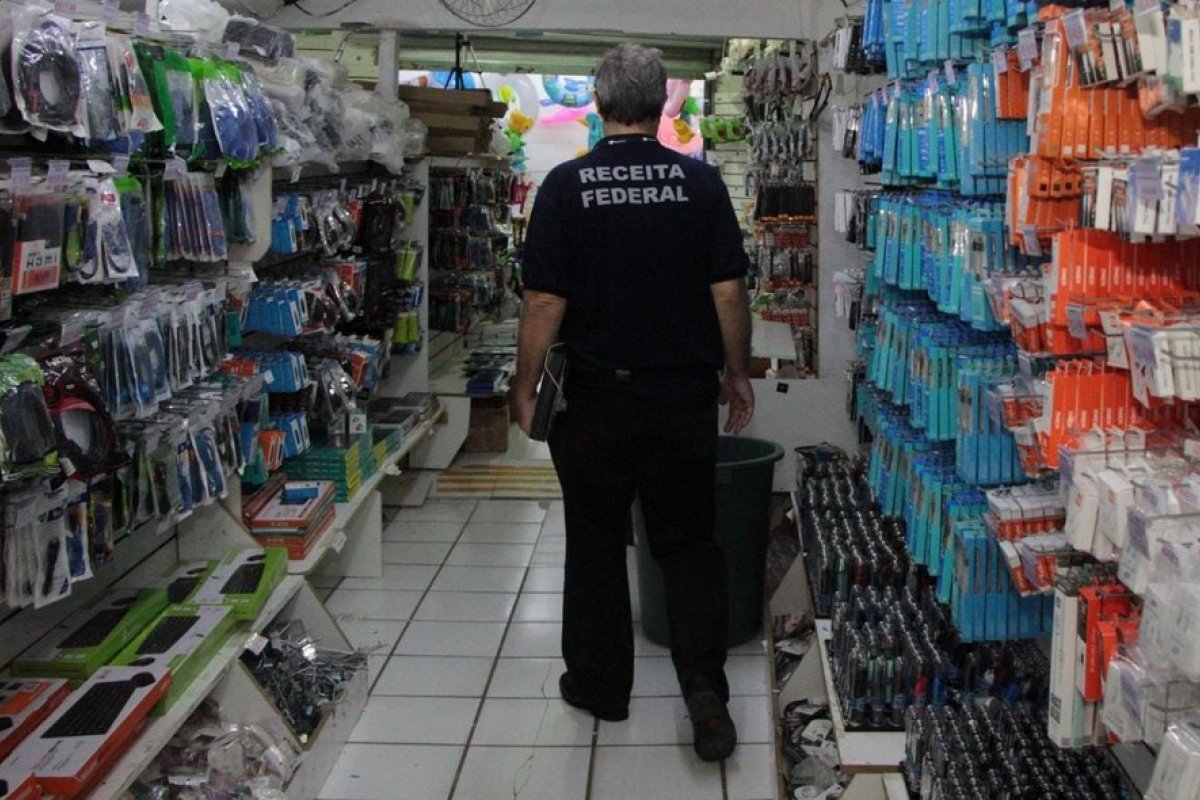 Operação apreende milhares de produtos falsificados em loja no centro de Salvador