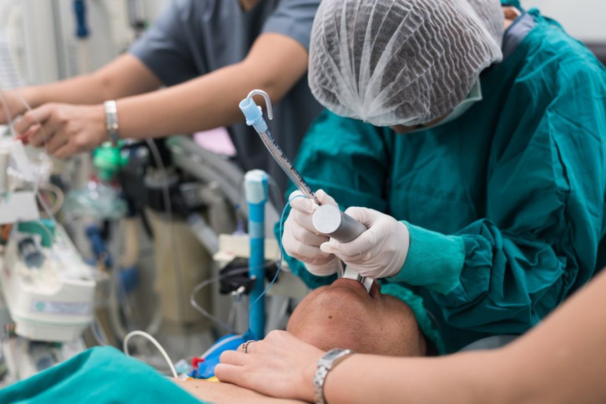 EUA vão enviar mais de R$ 100 milhões em medicamentos do ‘kit intubação’ para o Brasil