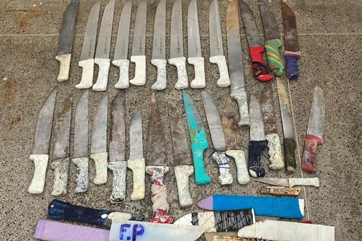Trinta facas e mais de 50 celulares encontrados dentro de presídio