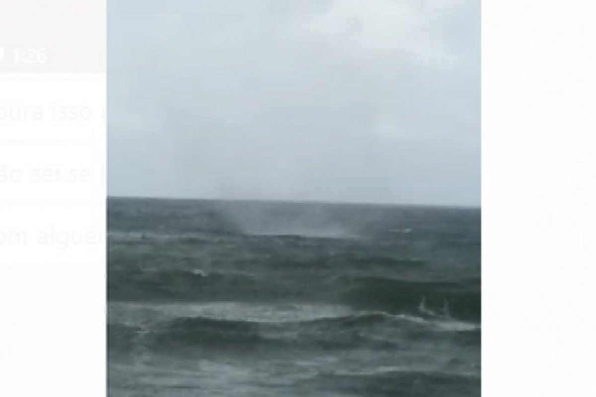 Vídeo: fenômeno de tromba d'água é registrado no Farol de Itapuã, em Salvador