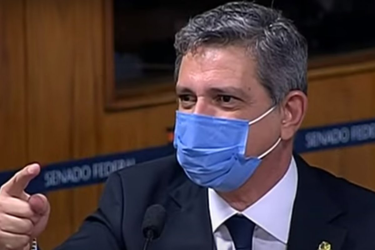 Senador diz que descuidos de Bolsonaro com a pandemia foram intencionais