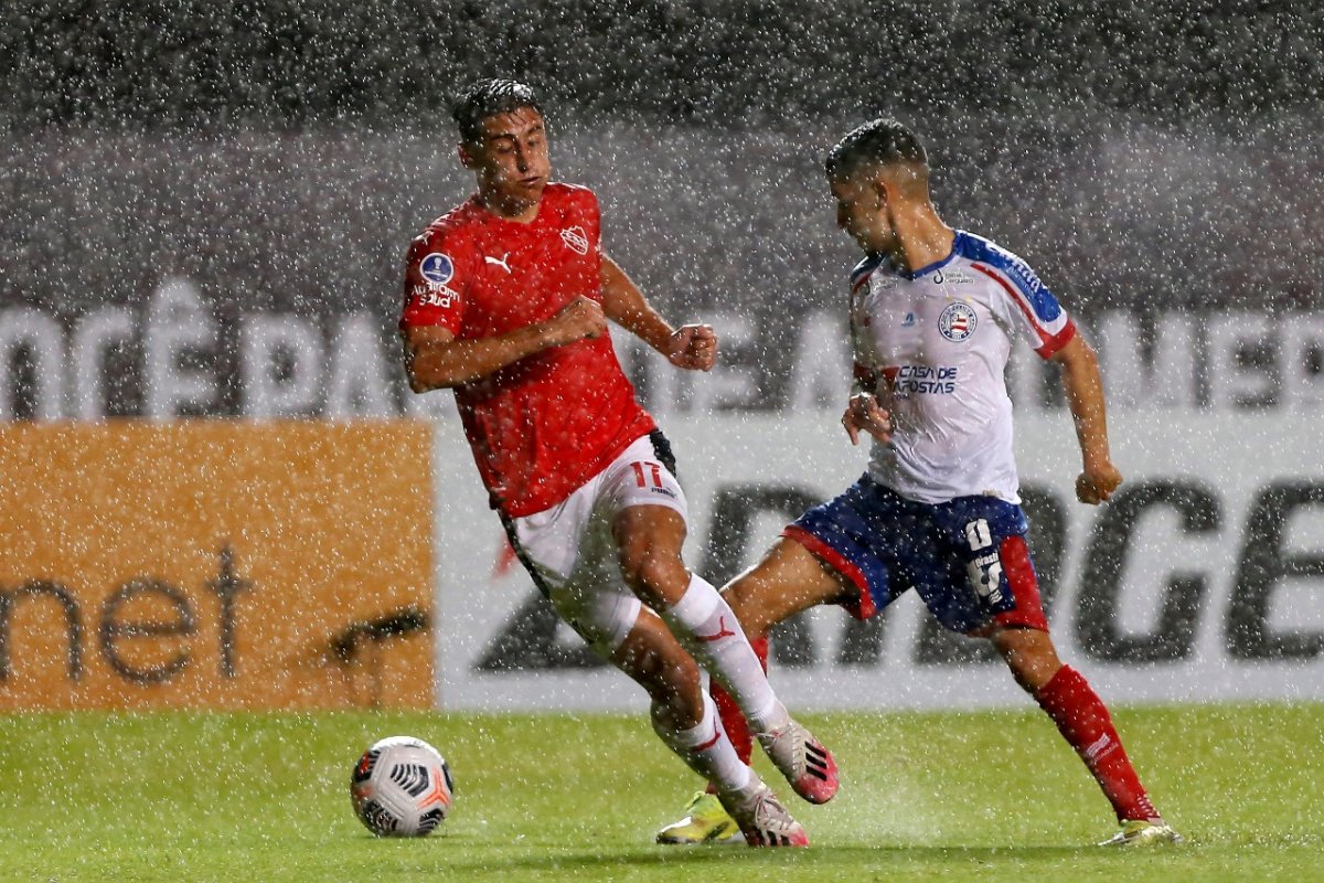 Com muita chuva e três pênaltis, Bahia arranca empate com o Independiente pela Sul-Americana