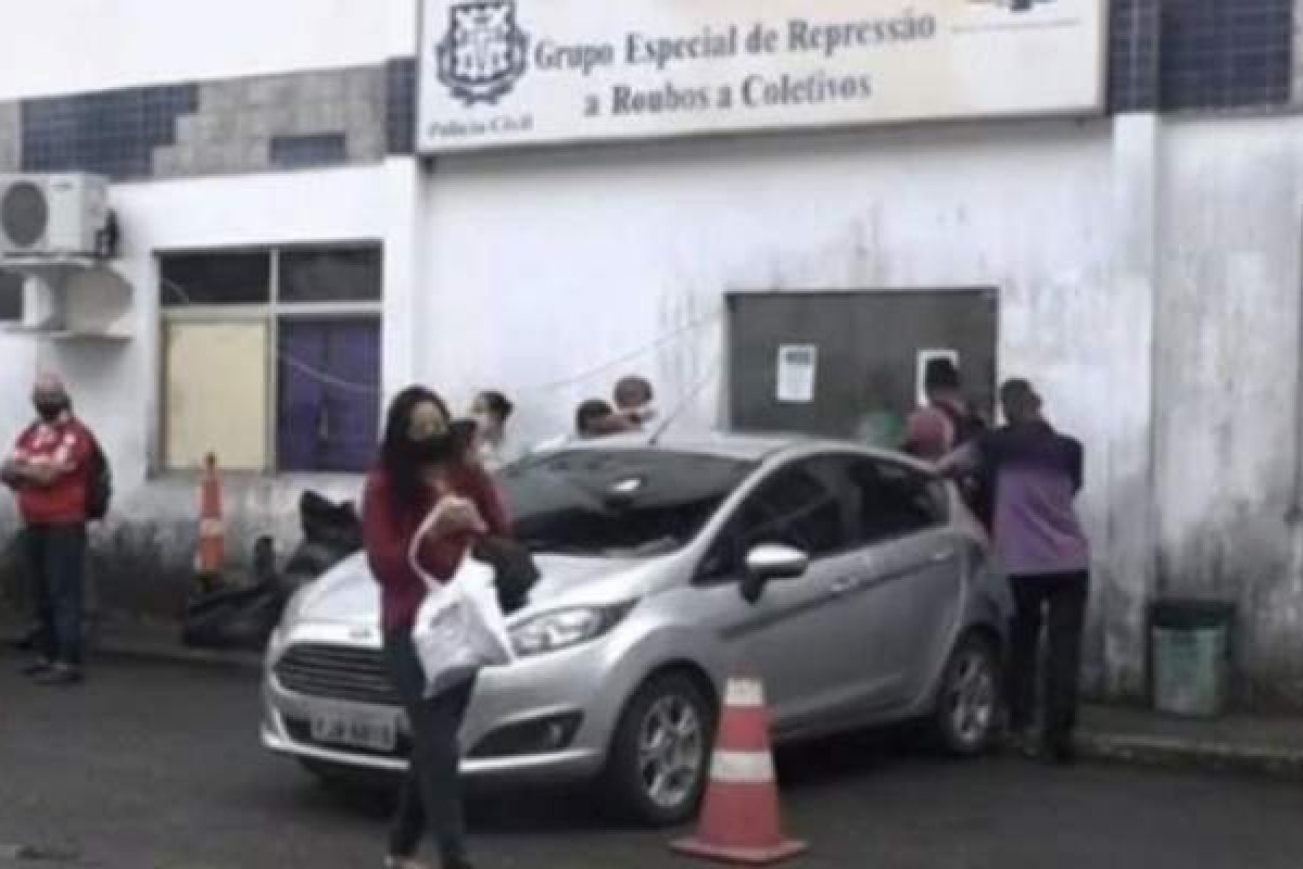 Três homens assaltam passageiros em ônibus na Liberdade em Salvador
