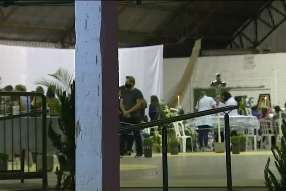 Velório de vítimas do atentado em creche reúne amigos e familiares