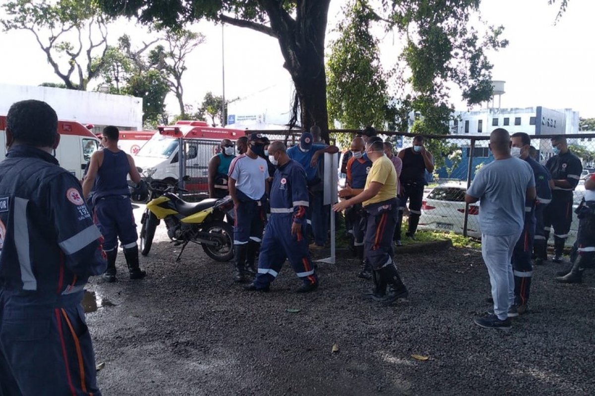 Funcionários do Samu fazem manifestação no bairro do Pau Miúdo, em Salvador