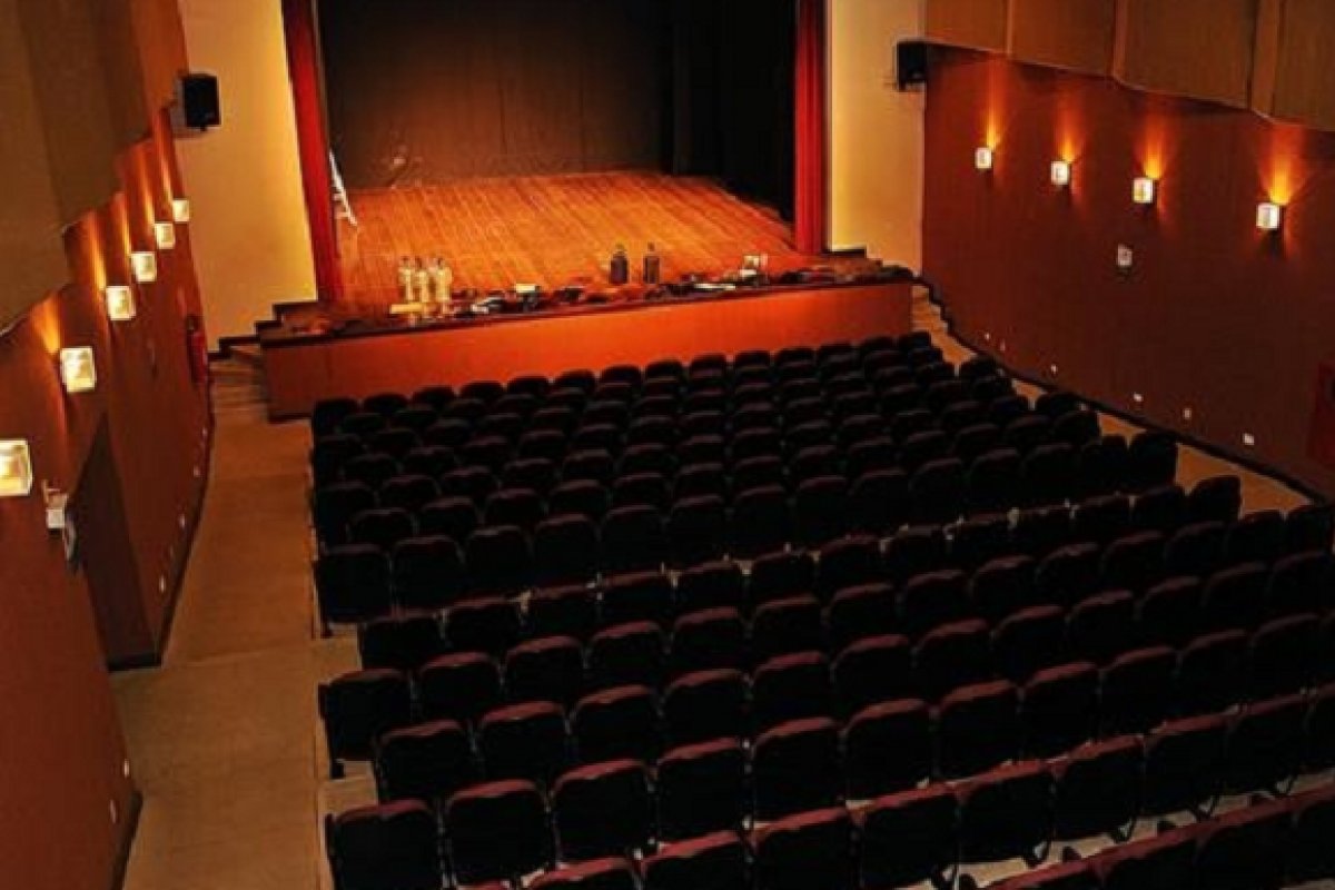 Espetáculo leva discussão sobre racismo ao Centro Cultural Plataforma