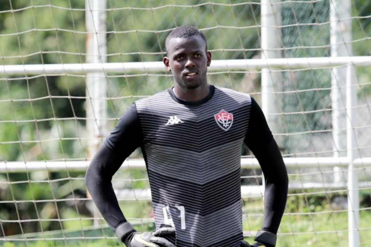 Goleiro Caíque é regularizado pelo Vitória após empréstimo