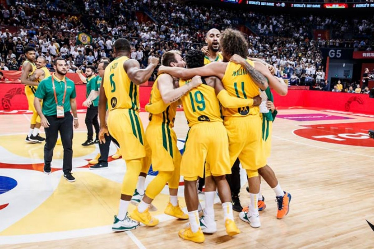 Trio se destaca, Brasil vence Grécia e garante vaga na próxima fase do Mundial de Basquete