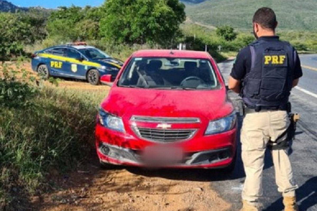 PRF-BA recupera carro roubado em SP no leste da Bahia