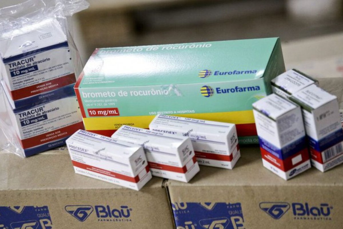 Medicamentos do "kit intubação" doados pela Espanha são repassados a estados do Brasil