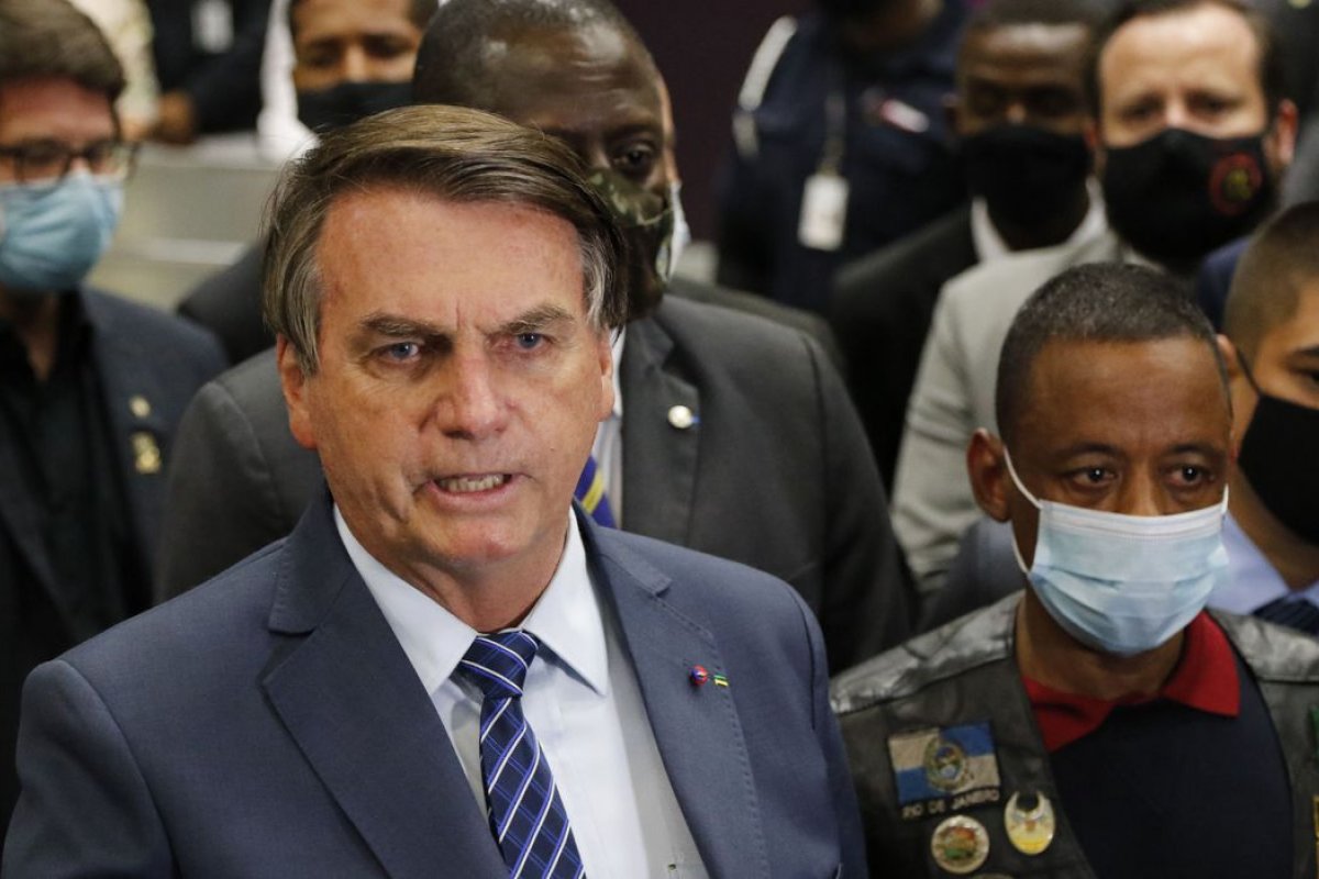 Bolsonaro vai ao aeroporto receber motorista que foi preso na Rússia