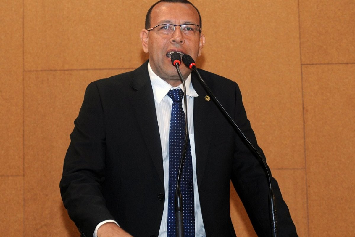 Após Rui Costa enviar projeto que aumenta idade-limite dos PMs, Prisco convoca greve