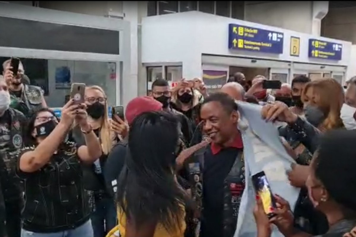 Motorista Robson Oliveira chega ao Brasil após passar mais de dois anos preso na Rússia