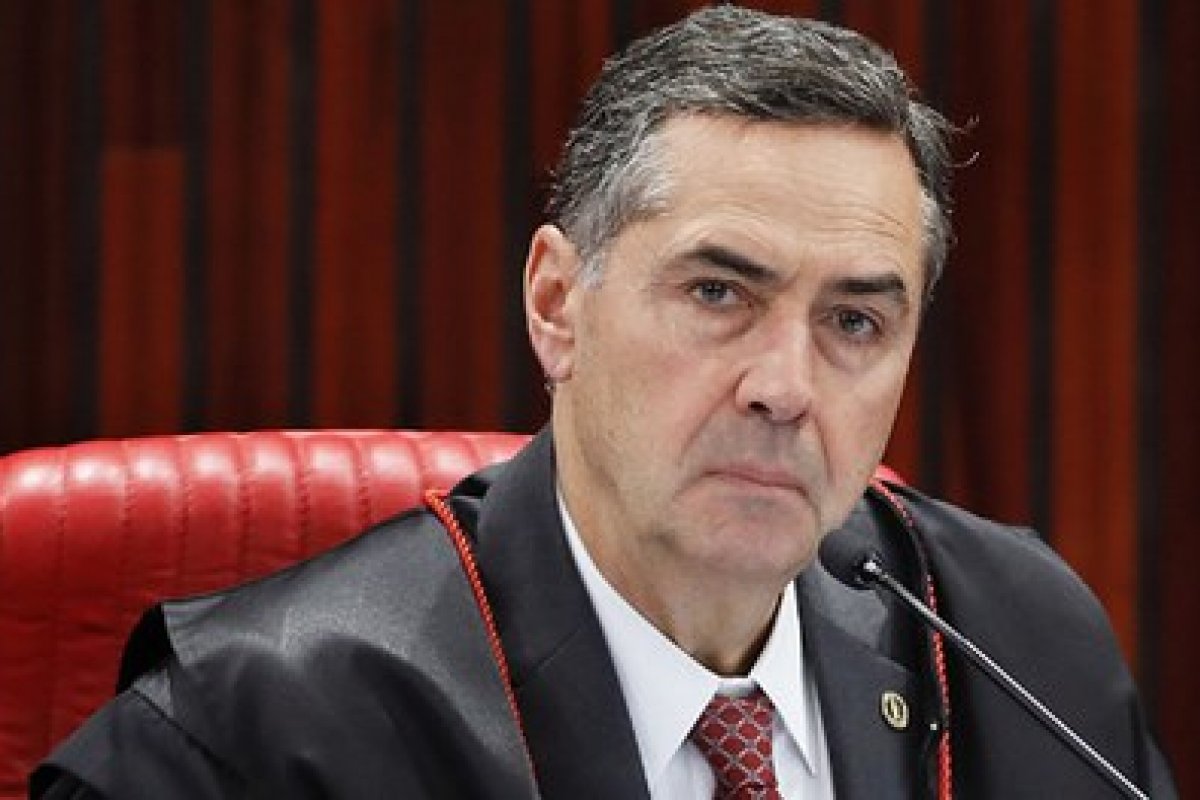 'Caos' e 'judicialização', diz Barroso sobre o que pode ocorrer com aprovação do voto impresso