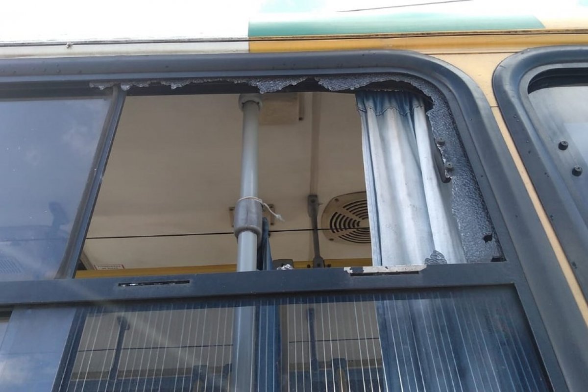 Passageiro reage a assalto e troca tiros com bandidos dentro de ônibus em Salvador