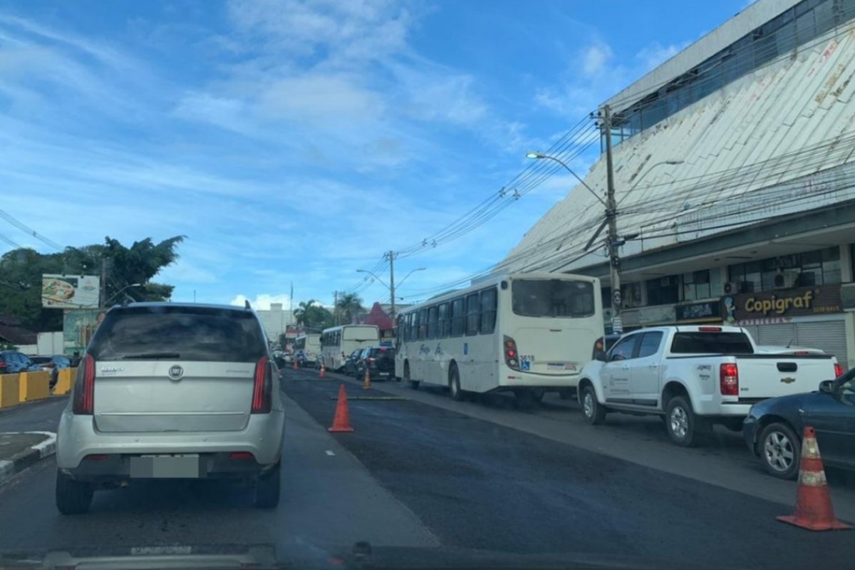 Obra de recapeamento asfáltico causa engarrafamento de mais de uma hora na Estrada do Coco, em Lauro de Freitas